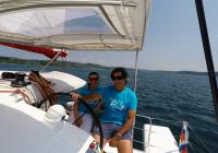 skipper e ragazza behind ruota del timone di trimarano  neel 45 yacht 1